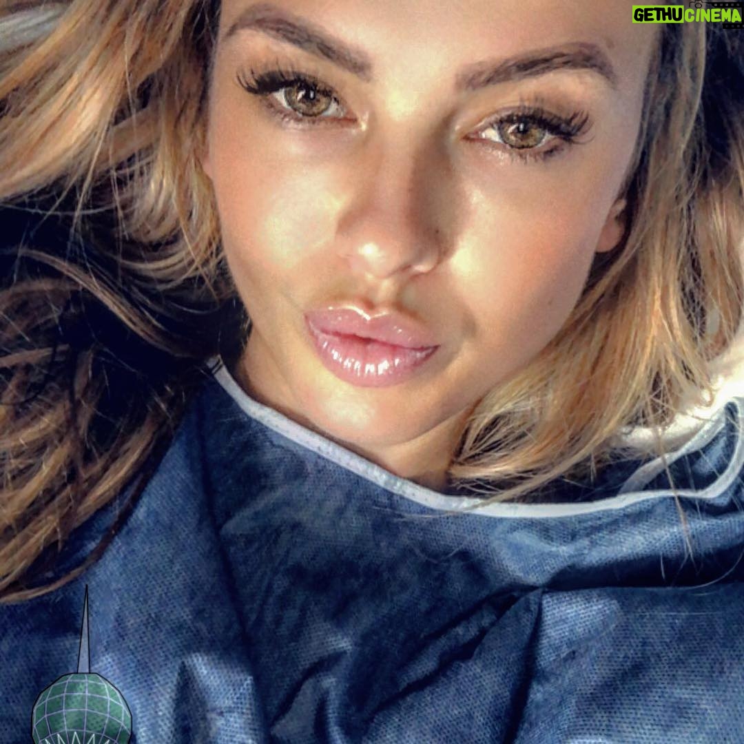 Vanessa Lawrens - 10.4K Likes - Merci à la compagnie de tourisme médical @universmed et le dr MALLEK merci à la clinique pour cet accueil en Tunisie 🇹🇳 et cette opération qui s’est passée à merveille !!!! Je suis vraiment contente du résultat ❣️ ! Merci pour l’accompagnement du début jusqu’à la fin de mon séjour !!! Et ça avec tous les patients que j’ai rencontré ici que se soit au magnifique hôtel Carthage ou à la clinique !! Non pas parce que j’ai fait de la télé juste Pke ils aiment leur métier !!! 😷😍 hâte de vous montrez le résultat !! Je le garde encore pour moi 😜❤️ #universmed @universmed et merci à @lart.du.cil sans qui je n’aurais pas cette tête 😂😂😂😂😂 #humour