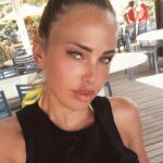 Vanessa Lawrens Instagram – Un petit coucou de la réunion 😘😘😘 #reunionisland #paradise #sun #beach #gestesbarrières