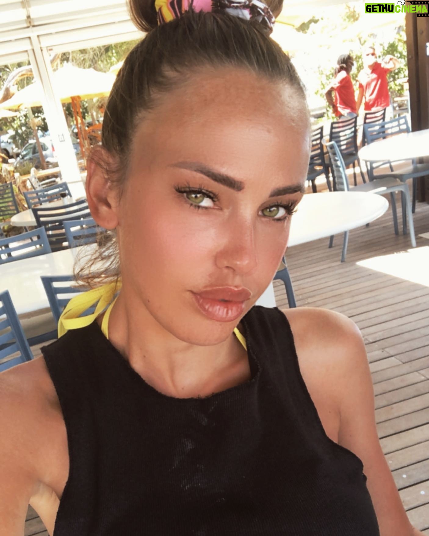 Vanessa Lawrens Instagram - Un petit coucou de la réunion 😘😘😘 #reunionisland #paradise #sun #beach #gestesbarrières