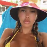 Vanessa Lawrens Instagram - Je pense que je commence à devenir trop bronzée ? Non ? Lool je ne sais pas si je dois vraiment rentrer 😁☺️ vous en pensez quoi ?🤪 #female #life #sun #sunset ( petite parenthèse j’adore ce filtre tout simplement 😂😂😂 )