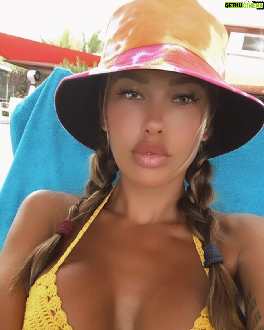 Vanessa Lawrens Instagram - Je pense que je commence à devenir trop bronzée ? Non ? Lool je ne sais pas si je dois vraiment rentrer 😁☺️ vous en pensez quoi ?🤪 #female #life #sun #sunset ( petite parenthèse j’adore ce filtre tout simplement 😂😂😂 )