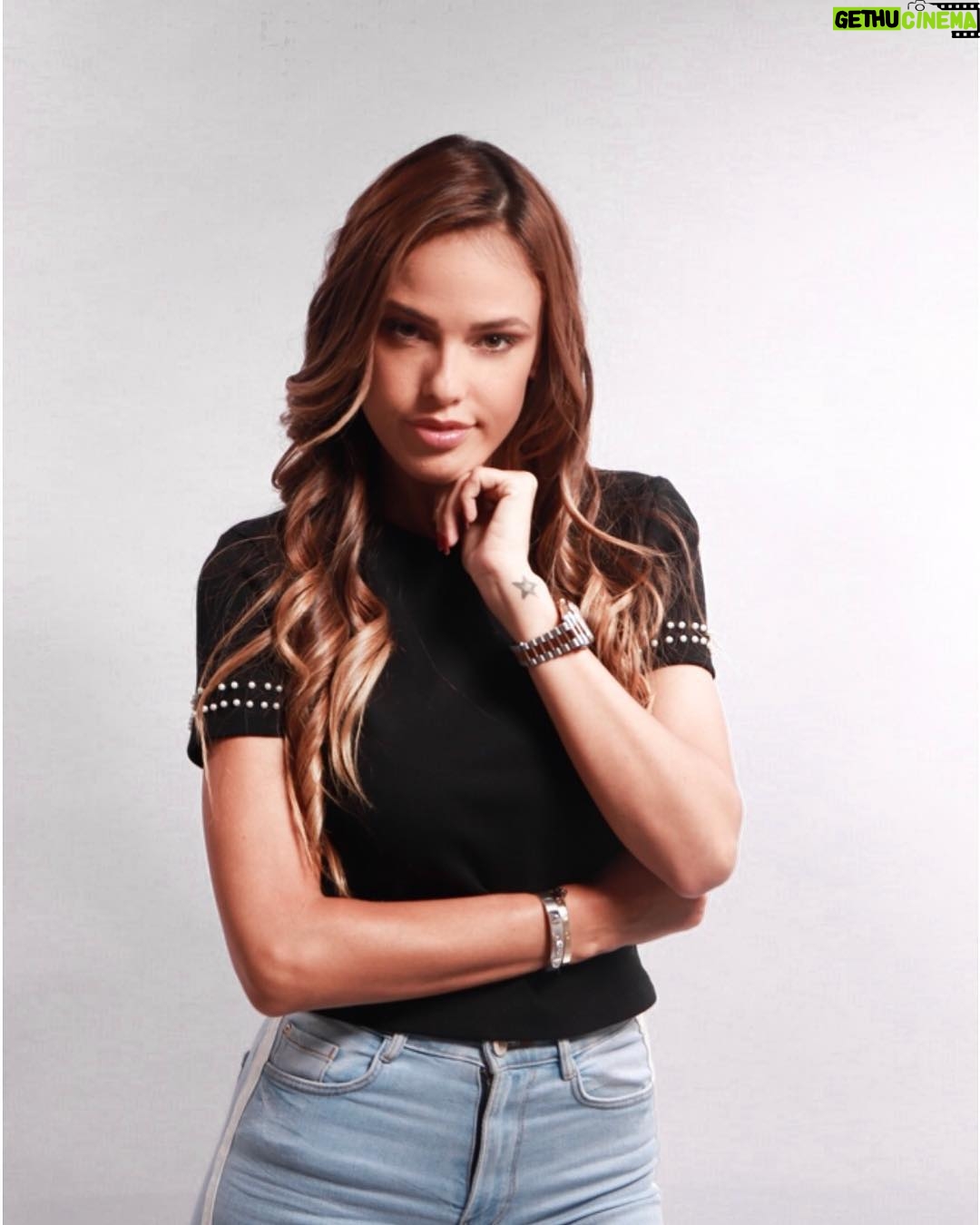 Vanessa Lawrens - 5.7K Likes - Simplicity ⚜️
#shooting #work #girl #paris #style