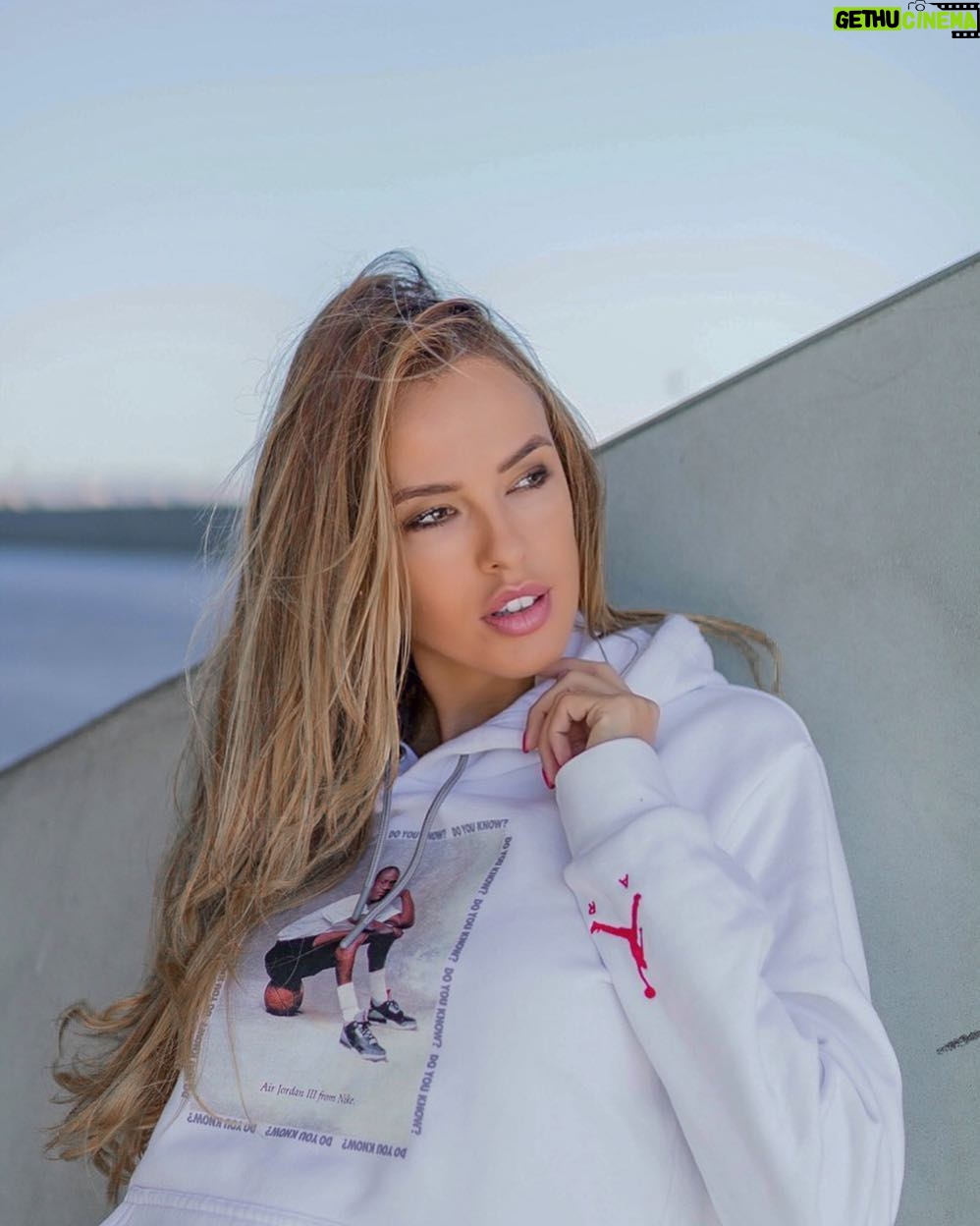 Vanessa Lawrens - 7.7K Likes -