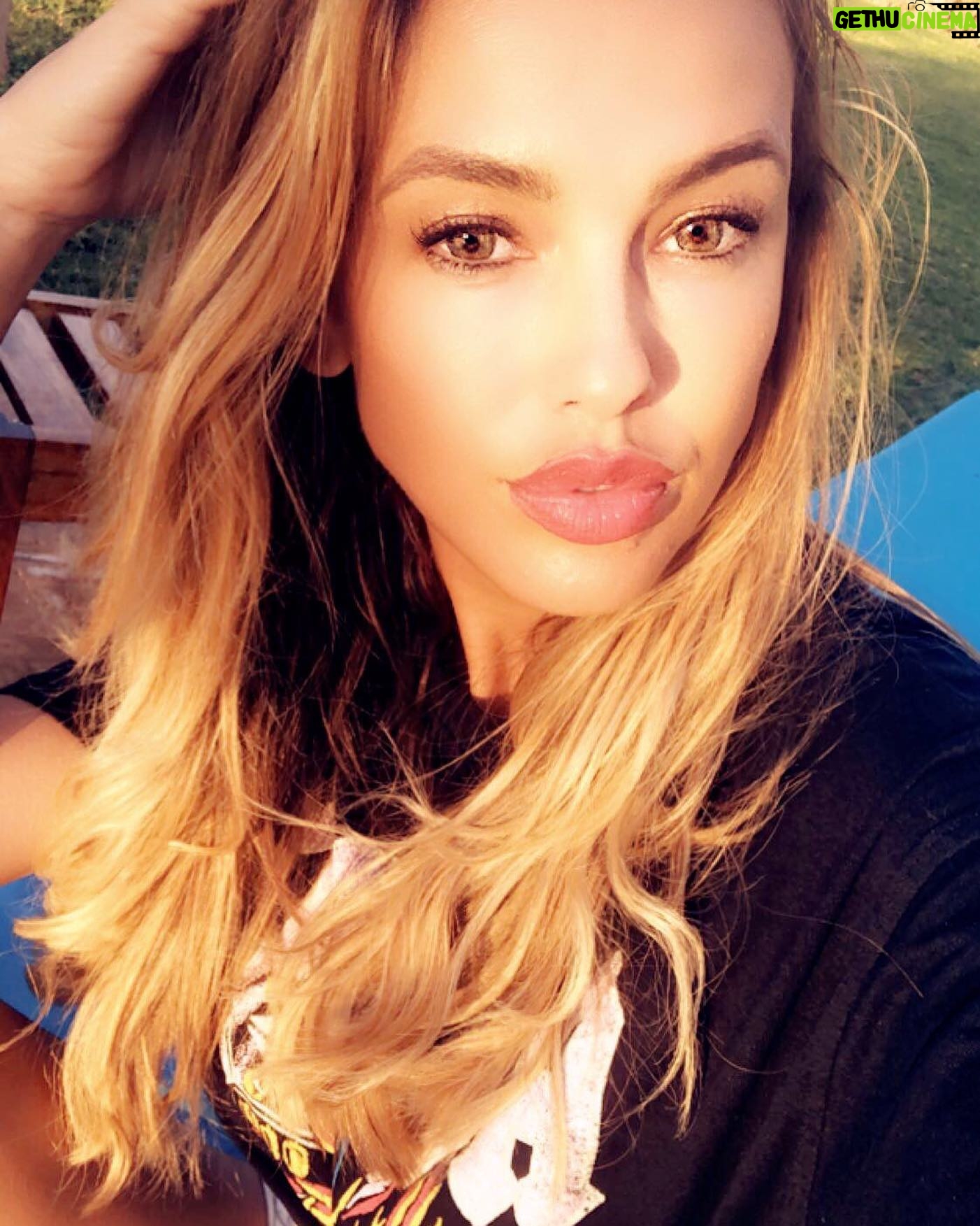 Vanessa Lawrens - 7.2K Likes - Bon week-end les amis . Quoi de prévue ? #life #picoftheday #pic
