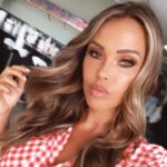 Vanessa Lawrens Instagram - Actuellement à la réunion , je tenais à préciser que je ne suis pas concernée par la situation actuelle je n’étais pas sur place et je ne sais pas ce qui c’est réellement passé , je travaille actuellement avec des marques réunionnaises et je suis actuellement en vacances dans ma famille réunionnaise !!! J’adore la réunion et ses habitants !!! 💓💓💓 Mi lé ché mon famille !!! 😊🤗💓