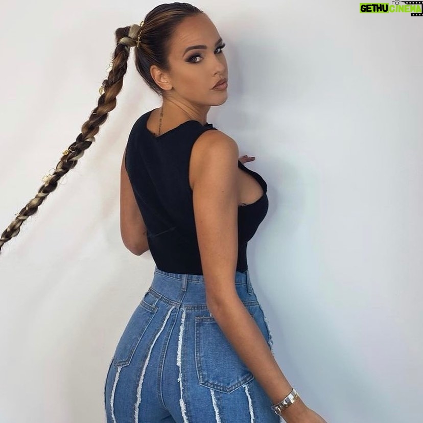 Vanessa Lawrens Instagram - QUALITY NOT QUANTITY ✋😏 #picoftheday #coiffure #shoot @bruaurelien @makeupbyzn___ 💇♀️