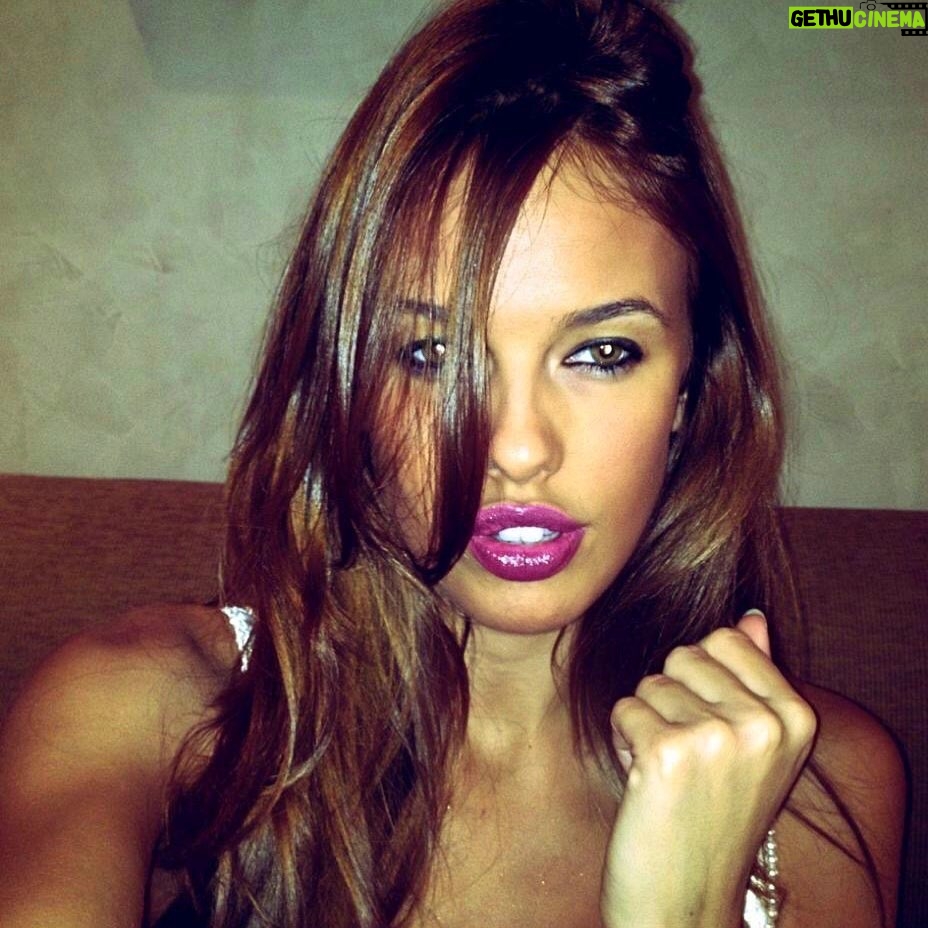 Vanessa Lawrens - 8.7K Likes - BACK . #love #simple #picoftheday 🤷🏽♀️