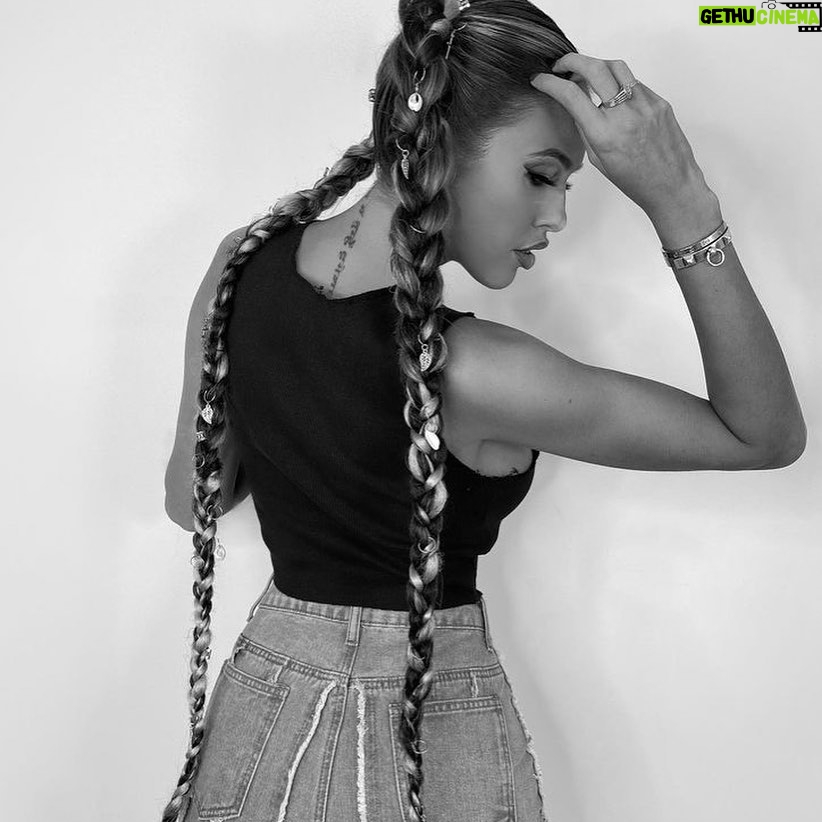 Vanessa Lawrens Instagram - QUALITY NOT QUANTITY ✋😏 #picoftheday #coiffure #shoot @bruaurelien @makeupbyzn___ 💇♀️