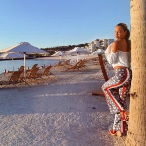 Vanessa Lawrens Instagram - Sous le soleil de Mexico ... et vous quelle est votre prochaine destination ? Plutôt soleil ☀️ ? Ou plutôt ski ? 🎿 j’aime autant le soleil et la plage mais j’ai tellement hâte de pouvoir faire des bonhommes de neiges avec mes nièces et neveux.. en attendant je vous envois un bisou ensoleillé 😎 #holidays #sun #photooftheday #picture #mexico 😃🤷🏽‍♀️🥰