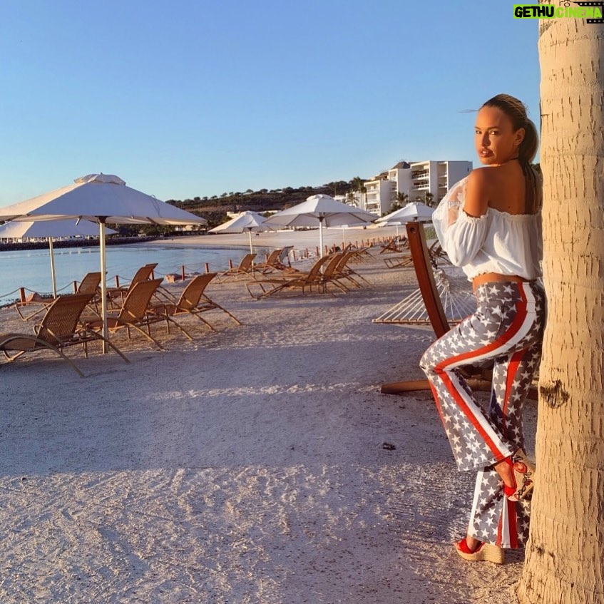 Vanessa Lawrens - 7.1K Likes - Sous le soleil de Mexico ... et vous quelle est votre prochaine destination ? Plutôt soleil ☀️ ? Ou plutôt ski ? 🎿 j’aime autant le soleil et la plage mais j’ai tellement hâte de pouvoir faire des bonhommes de neiges avec mes nièces et neveux.. en attendant je vous envois un bisou ensoleillé 😎 #holidays #sun #photooftheday #picture #mexico 😃🤷🏽♀️🥰