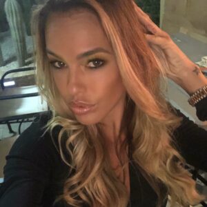 Vanessa Lawrens Instagram - Si tu devais me décrire en un seul mot tu dirais quoi ? #question #instapics #good #goodvibes 🙌🏼