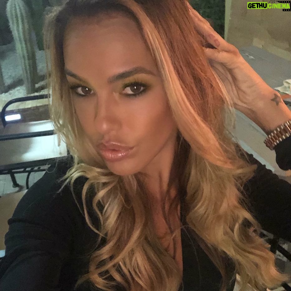Vanessa Lawrens - 5.3K Likes - Si tu devais me décrire en un seul mot tu dirais quoi ? #question #instapics #good #goodvibes 🙌🏼