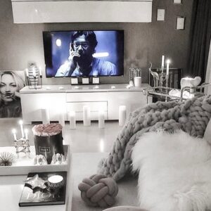 Vanessa Lawrens Instagram - Casa de papel  tu aimes cette série ? Moi j’adore !!!!! #love #lifestyle #nomyhome🌹 @zeynepshome