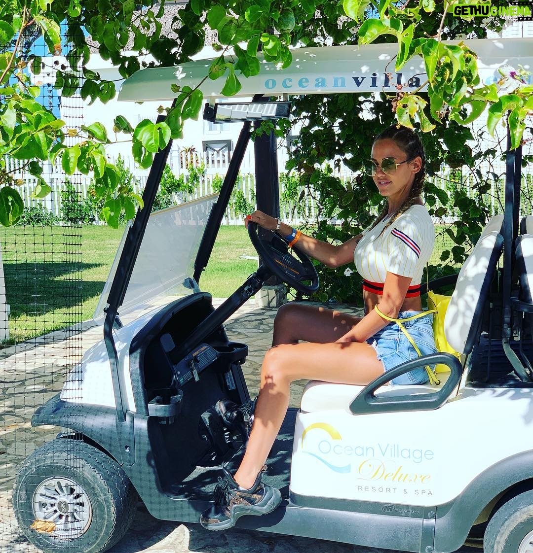 Vanessa Lawrens Instagram - Last day in Sosua . Next stop Punta-cana đâïž #fly #happydayđ #shooting #happy . Tu connais la RĂ©publique dominicaine ? Câest lâune des mes destinations prĂ©fĂ©rĂ©es . Et toi quel est ton pays prĂ©fĂ©rĂ© ? Merci Ă @sosua_ocean_village @ocean_village_deluxe pour lâaccueil !!!!