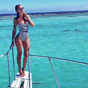 Vanessa Lawrens Instagram - Le meilleur moyen de prévoir le futur , c’est de le créer ... 😝 T’en pense quoi ??? #happy #futur #love  Je sais pas ce qu’ils font là les 2 plongeurs laaaa il gâche un peu la photo 😂😂😂😂😂