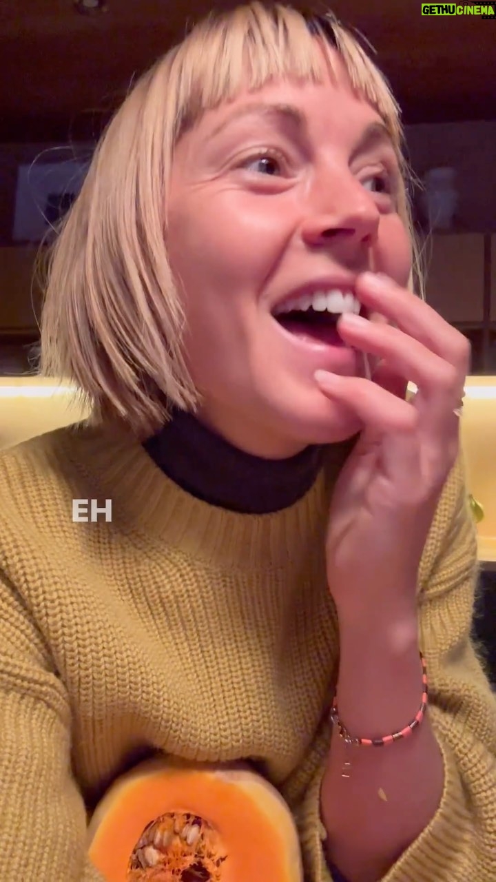 Vanessa Pilon Instagram - Me voici sous le pire éclairage DE L’UNIVERS pour vous demander: Quelle personnalité aimeriez-vous inviter à passer un mois sans maquillage avec moi? Vous pouvez les identifier ici. ⬇️ Je vais les gosser jusqu’à temps qu’elles acceptent. 😂 P.S. C’EST DONC BEN DÉSAGRÉABLE UN FOUR DOUX SEIGNEUR