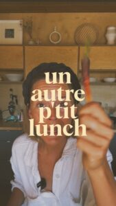 Vanessa Pilon Instagram - Bien manger à l’école 🍎 Des collations et des repas à l’école qui sont abordables et sains, pour tous les enfants du Québec? Moi je dis OUI-EN-MAJUSCULES! 🙌🏽 C’est l’initiative que propose @chantierpasuq. Je vous invite à aller signer votre nom en suivant le lien dans ma bio pour appuyer la mise en place d’un programme d’alimentation scolaire universel au Québec. Aucun enfant ne devrait arriver à l’école le ventre vide. C’est pourtant la réalité d’un écolier sur 5 au Qc. Parmi les pays développés, on est vraiment en retard là-dessus. Let’s gooooo! On le fait! Partagez autour de vous! 💛🍎 #bienmangeralecole