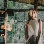 Vanessa Pilon Instagram – « Je ne sais pas exactement ce qu’est une prière.
Mais je sais comment prêter attention, comment tomber dans l’herbe, comment m’agenouiller dans l’herbe, comment flâner et être comblée, comment errer à travers champs, ce que j’ai fait tout au long de la journée. Dis-moi, qu’aurais-je dû faire d’autre ? Tout ne finit-il pas par mourir, trop rapidement ?
Dis-moi, qu’entends-tu faire de ton unique, sauvage et précieuse vie ? »
-Mary Oliver
La journée d’été

Photos divines par le plus que talentueux @guillaume.stamand captées pendant la retraite Mystique de @doshayogacommunity. Merci merci merci les amis. Quel cadeau cette semaine avec vous. ✨💛