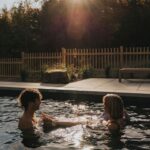 Vanessa Pilon Instagram - À quel point on a hâte de se replonger les pieds dans l’eau et vivre tous ces moments en famille! 🌞🥹 La piscine est devenue l’un de nos éléments préférés de la maison. C’était déjà le paradis, mais là, c’est à un autre niveau! ✨ En plus, nos amis chez @piscinesmova ont accepté de mettre au point, pour nous, une couleur sur mesure parfaite pour créer un effet plus naturel, qui se fond davantage avec l’environnement du Québec. Nous avons fait plusieurs tests pour trouver LA teinte. Et, bonne nouvelle: La couleur est maintenant disponible! (C’est la teinte « fond rocheux », si jamais vous vous demandez) 🪨 P.S. Il n’est pas trop tard pour enclencher un projet piscine, et être en mesure de se baigner cet été. Les piscines en fibre de verre ont l’avantage de s’installer en rapidement. J’dis ça j’dis rien! 🏊🏼 Photos: @sameravenelle #partenariat