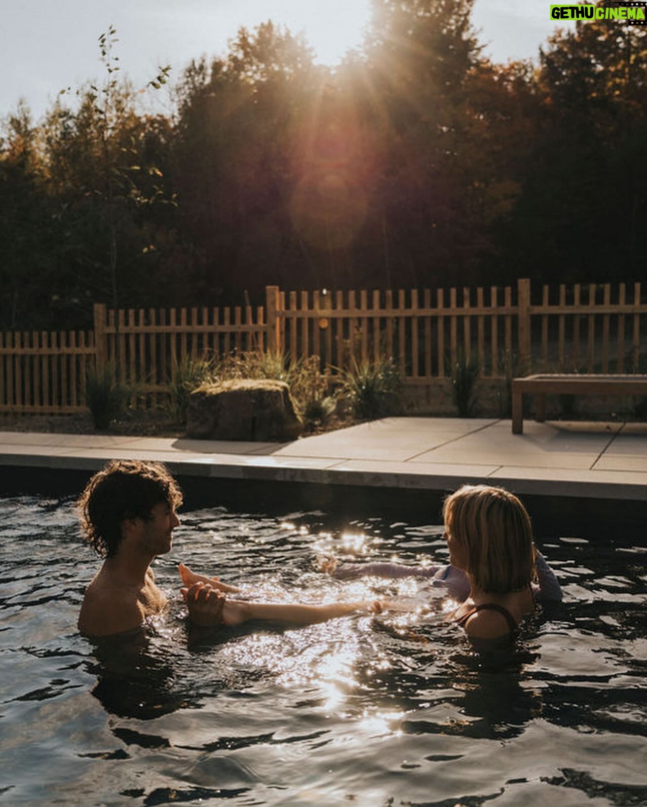 Vanessa Pilon Instagram - À quel point on a hâte de se replonger les pieds dans l’eau et vivre tous ces moments en famille! 🌞🥹 La piscine est devenue l’un de nos éléments préférés de la maison. C’était déjà le paradis, mais là, c’est à un autre niveau! ✨ En plus, nos amis chez @piscinesmova ont accepté de mettre au point, pour nous, une couleur sur mesure parfaite pour créer un effet plus naturel, qui se fond davantage avec l’environnement du Québec. Nous avons fait plusieurs tests pour trouver LA teinte. Et, bonne nouvelle: La couleur est maintenant disponible! (C’est la teinte « fond rocheux », si jamais vous vous demandez) 🪨 P.S. Il n’est pas trop tard pour enclencher un projet piscine, et être en mesure de se baigner cet été. Les piscines en fibre de verre ont l’avantage de s’installer en rapidement. J’dis ça j’dis rien! 🏊🏼 Photos: @sameravenelle #partenariat