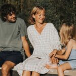 Vanessa Pilon Instagram - À quel point on a hâte de se replonger les pieds dans l’eau et vivre tous ces moments en famille! 🌞🥹 La piscine est devenue l’un de nos éléments préférés de la maison. C’était déjà le paradis, mais là, c’est à un autre niveau! ✨ En plus, nos amis chez @piscinesmova ont accepté de mettre au point, pour nous, une couleur sur mesure parfaite pour créer un effet plus naturel, qui se fond davantage avec l’environnement du Québec. Nous avons fait plusieurs tests pour trouver LA teinte. Et, bonne nouvelle: La couleur est maintenant disponible! (C’est la teinte « fond rocheux », si jamais vous vous demandez) 🪨 P.S. Il n’est pas trop tard pour enclencher un projet piscine, et être en mesure de se baigner cet été. Les piscines en fibre de verre ont l’avantage de s’installer en rapidement. J’dis ça j’dis rien! 🏊🏼 Photos: @sameravenelle #partenariat
