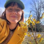 Vanessa Pilon Instagram - FLEURISSEMENT 🌼 : du latin florire, ‘être en fleur’. L’épisode 23 de @_ecoledelavie est en ligne. « Fleurir: Comment passer de la langueur à l’épanouissement » 💛🌱🌷 À cette saison-ci de votre vie, vous en êtes où dans le spectre?
