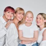 Vanessa Pilon Instagram – Je vous présente Megan. Elle a 8 ans, et est atteinte d’une leucémie aigüe lymphoblastique.
La veille de notre shooting photo, elle était en traitement de chimiothérapie.
 Malgré son corps affaibli, elle tenait à honorer son rôle d’ambassadrice pour la campagne de la boucle d’oreilles de l’Espoir, au profit de @leucan. 

Megan s’est présentée au studio avec sa maman. Je sentais le courage et la vulnérabilité qui se côtoyaient, la résilience et la fatigue. Leur complicité dans l’épreuve. Parce que lorsqu’un enfant reçoit un diagnostic, c’est toute la famille qui est chamboulée: De la mère à la grand-mère, en passant par la soeur.

Vous dire comment je me sens touchée, honorée de m’impliquer pour cette campagne aux côtés de Megan, de @emichicoine et Jacqueline.

Depuis la première édition en 2015, @miajwl a remis 1 350 000 $ à Leucan. 

Je vous invite donc, si le coeur vous en dit, à vous procurer ce bijou simple et élégant, qui, en plus, contribue à offrir du réconfort aux enfants atteints de cancer et à leur famille. Pour chaque paire vendue, 20 $ seront remis à Leucan pour soutenir les familles d’enfants atteints de cancer, comme celle de Megan.
Lien en bio. 💛

Photo:
@pierre_man 
MUA: @charlie.manningmua