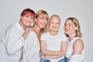 Vanessa Pilon Instagram - Je vous présente Megan. Elle a 8 ans, et est atteinte d’une leucémie aigüe lymphoblastique.
La veille de notre shooting photo, elle était en traitement de chimiothérapie.
 Malgré son corps affaibli, elle tenait à honorer son rôle d’ambassadrice pour la campagne de la boucle d’oreilles de l’Espoir, au profit de @leucan. 

Megan s’est présentée au studio avec sa maman. Je sentais le courage et la vulnérabilité qui se côtoyaient, la résilience et la fatigue. Leur complicité dans l’épreuve. Parce que lorsqu’un enfant reçoit un diagnostic, c’est toute la famille qui est chamboulée: De la mère à la grand-mère, en passant par la soeur.

Vous dire comment je me sens touchée, honorée de m’impliquer pour cette campagne aux côtés de Megan, de @emichicoine et Jacqueline.

Depuis la première édition en 2015, @miajwl a remis 1 350 000 $ à Leucan. 

Je vous invite donc, si le coeur vous en dit, à vous procurer ce bijou simple et élégant, qui, en plus, contribue à offrir du réconfort aux enfants atteints de cancer et à leur famille. Pour chaque paire vendue, 20 $ seront remis à Leucan pour soutenir les familles d’enfants atteints de cancer, comme celle de Megan.
Lien en bio. 💛

Photo:
@pierre_man 
MUA: @charlie.manningmua