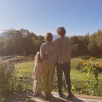 Vanessa Pilon Instagram – C’tu septembre le plus beau mois de l’année coudonc? Matins dehors en pyjama, fleurs d’automne, mon bébé qui fait du vélo avec pas de petites roues, des suits qui me font feeler cute, ma première longue conférence vêtue de la plus belle robe, des animaux qui se sacrent vraiment de ma présence, le grandiose qui côtoie l’ordinaire. Merci merci merci. 🥲