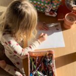 Vanessa Pilon Instagram – Oh my, déjà le 1er bulletin scolaire! 🍎📝

Ça me rappelle aussi qu’il est temps de prendre le rendez-vous annuel de Claire pour un examen de la vue. 👀

L’avez-vous fait de votre côté? (C’est gratuit!)

L’an dernier, on s’est fait surprendre : même si on ne percevait aucun problème, notre fille avait grandement besoin de lunettes. 😮‍💨👓

Saviez-vous que 80 % de l’apprentissage en classe passe par la vision et qu’un enfant sur trois ne voit pas clairement le tableau, notamment à cause de la myopie?

Et lorsqu’on parle de myopie, corriger la vue de votre enfant aujourd’hui ne le protégera pas nécessairement pour le reste de sa vie. La myopie peut s’aggraver avec le temps et affecter considérablement sa vision sur le long terme. 

Les verres Stellest® sont la meilleure solution d’Essilor® pour lutter contre la myopie de votre enfant et son efficacité a été cliniquement prouvée. Les verres Essilor® Stellest® ralentissent la progression de la myopie de 67 % en moyenne, par rapport aux verres unifocaux, lorsqu’ils sont portés 12 heures par jour. Après la première année, la croissance des yeux de neuf enfants sur 10 qui portent des verres Stellest® était similaire ou plus lente que celle des enfants non myopes. De plus, deux enfants sur trois ayant porté des verres Stellest® avaient un besoin de correction visuelle stable après la première année.

Lien en bio pour prendre un rendez-vous.
@essilor 
#Essilor #EssilorStellest #regardverslavenir #pub