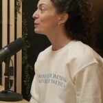 Vanessa Pilon Instagram - Quand on observe la nature, on voit bien que tout est cyclique: en alternance entre vie, mort, et renaissance. 🌱🌹🥀Pourtant, on a du mal à accepter cette vérité en nous. Mon invitée cette semaine, @cynthia_ma , est une femme magique, rebelle et wild. Sa mission de vie: éveiller les Femmes à leur nature cyclique et à la magie de leur corps. Et si on honorait cette nature cyclique, si on se branchait au flot continu de nos marées intérieures? Et si on s’appropriait le repos, comme un geste de résistance face à une société linéaire, qui nous demande une productivité constante? Si on se laissait guider par la sagesse de nos corps, plutôt que de lutter contre ceux-ci? Quels genre de cadeaux trouverait-on? L’épisode 10 de @_ecoledelavie est maintenant disponible sur toutes les plateformes, et en format vidéo sur YouTube. 🎙️✨ Merci au @koolclub.ca de nous accueillir. 💛