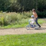 Vanessa Pilon Instagram – C’tu septembre le plus beau mois de l’année coudonc? Matins dehors en pyjama, fleurs d’automne, mon bébé qui fait du vélo avec pas de petites roues, des suits qui me font feeler cute, ma première longue conférence vêtue de la plus belle robe, des animaux qui se sacrent vraiment de ma présence, le grandiose qui côtoie l’ordinaire. Merci merci merci. 🥲