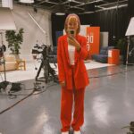 Vanessa Pilon Instagram – C’tu septembre le plus beau mois de l’année coudonc? Matins dehors en pyjama, fleurs d’automne, mon bébé qui fait du vélo avec pas de petites roues, des suits qui me font feeler cute, ma première longue conférence vêtue de la plus belle robe, des animaux qui se sacrent vraiment de ma présence, le grandiose qui côtoie l’ordinaire. Merci merci merci. 🥲
