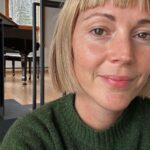 Vanessa Pilon Instagram – Un an sans maquillage. 
Je me maquille depuis que je suis adolescente. Dans un an et demi, j’aurai 40 ans. Ça va faire un quart de siècle que je traîne une petite trousse remplie de tubes et pots en plastique, pour m’aider à affronter le monde avec confiance.
Pour 2024, j’ai envie d’expérimenter chaque jour de la vie, barefaced, et observer ce qui se passe en moi. 
Est-ce que c’est encore aussi contre-courant que je crois, pour une femme, de ne jamais se maquiller, ou on est rendues là pis on s’en fout pas mal? Est-ce que je vais trouver ça challengeant ou libérateur? Est-ce que j’ai besoin de maquillage pour me sentir adéquate et à la hauteur, ou je peux puiser ma confiance ailleurs? Est-ce que je me pose trop de questions? 
Je n’en ai aucune idée. 

Tout comme j’ai voulu, il y a quelques années, raser ma tête pour tester ma conception de la féminité et mon attachement à mes cheveux, j’ai le goût de vivre l’expérience sans maquillage, pour voir ce qui va émerger en moi.

À suivre. P.S. QUELQU’UN VEUT EMBARQUER AVEC MOI? Pleeeeaaasse