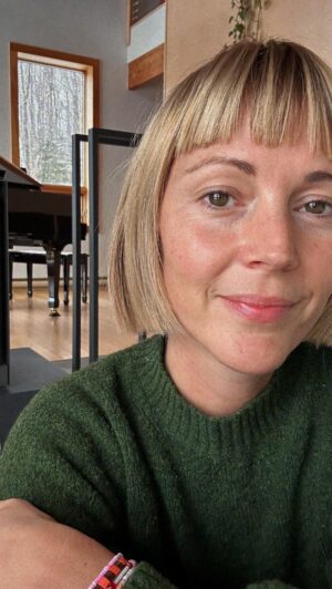 Vanessa Pilon Instagram - Un an sans maquillage. 
Je me maquille depuis que je suis adolescente. Dans un an et demi, j’aurai 40 ans. Ça va faire un quart de siècle que je traîne une petite trousse remplie de tubes et pots en plastique, pour m’aider à affronter le monde avec confiance.
Pour 2024, j’ai envie d’expérimenter chaque jour de la vie, barefaced, et observer ce qui se passe en moi. 
Est-ce que c’est encore aussi contre-courant que je crois, pour une femme, de ne jamais se maquiller, ou on est rendues là pis on s’en fout pas mal? Est-ce que je vais trouver ça challengeant ou libérateur? Est-ce que j’ai besoin de maquillage pour me sentir adéquate et à la hauteur, ou je peux puiser ma confiance ailleurs? Est-ce que je me pose trop de questions? 
Je n’en ai aucune idée. 

Tout comme j’ai voulu, il y a quelques années, raser ma tête pour tester ma conception de la féminité et mon attachement à mes cheveux, j’ai le goût de vivre l’expérience sans maquillage, pour voir ce qui va émerger en moi.

À suivre. P.S. QUELQU’UN VEUT EMBARQUER AVEC MOI? Pleeeeaaasse