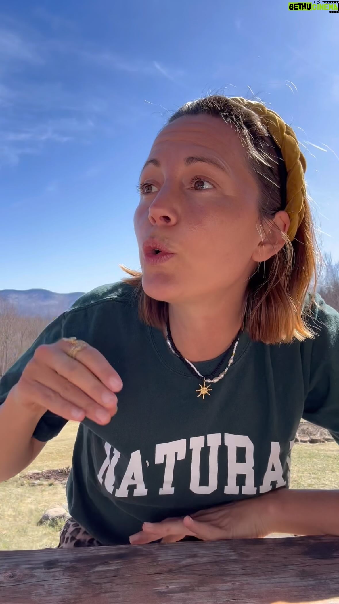 Vanessa Pilon Instagram - đâš Câest le mois de la Terre! âšđż Comment dĂ©montrer notre amour pour MĂšre Nature en posant un geste concret, qui prend mĂȘme pas 2 minutes? En sâabonnant aux paniers de lĂ©gumes bio, via le RĂ©seau des fermiĂšres et fermiers de famille. đ
đœ Pourquoi? đEn Ă©tĂ©, câest LâABONDANCE au QuĂ©bec. Câest LE moment dâen profiter pour manger frais (miam!) đ Pas besoin de faire faire un pâtit voyage de milliers de kilomĂštres (allĂŽ lâempreinte carbone) Ă nos lĂ©gumes. âïž đOn contribue Ă soutenir une agriculture biologique et de proximitĂ©, tellement plus respectueuse des sols et de lâenvironnement. đOn tisse des liens solidaires avec les gens qui cultivent la terre dâici đ€đŒ Commente en Ă©crivant « BIO » pour recevoir le lien pour sâabonner aux paniers bio de la ferme la plus proche de chez vous, via @fermierdefamille đ±