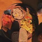 Vanessa Pilon Instagram – Le coeur rempli par les volcans, le cacao, le lac Atitlán, le café, la culture Maya et les effluves de copal. Cette invitation au Guatemala pour la retraite de @doshayogacommunity est arrivée au parfait moment. Merci merci merci aux humains merveilleux qui n’ont fait qu’amplifier l’amour que je portais déjà à ce pays. 🥹🌋🇬🇹