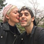 Vanessa Pilon Instagram - Il y a 7 printemps, ces 2 p’tits romantiques-tannants entamaient leur vie commune, sous les cerisiers au Japon. 🌸 À travers les grandes joies comme les tempêtes, on a appris, et apprenons toujours, à approfondir notre lien, et à infuser plus d’amour et de conscience entre nous. Ça sonne bien cute dit comme ça, mais, en réalité, au quotidien, ce n’est pas toujours simple. C’est pourquoi on avait envie de partager où on en est, ce qu’on comprend mieux, et ce qu’on est encore en train d’essayer de démêler, en jasant ensemble pour la première fois dans @_ecoledelavie Ça donne un épisode de podcast vraiment intime pis, je l’espère, dans lequel beaucoup de gens en couple vont se retrouver. Merci d’avoir accepté l’invitation, @alex_nevsky_ homme de mon coeur et de mes jours. Je t’aime. Bonne écoute! 🎙️💛🌷 P.S. Ceci est aussi un hommage caché à cette chemise en dentelle, portée 7 minutes par Alex, parce que je voulais que nos tits kits matchent devant les pommiers en fleurs. 😂 NEVER FORGET. (Désolée pour ça mon amour. 🥴💐)