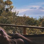 Vanessa Pilon Instagram – Le coeur rempli par les volcans, le cacao, le lac Atitlán, le café, la culture Maya et les effluves de copal. Cette invitation au Guatemala pour la retraite de @doshayogacommunity est arrivée au parfait moment. Merci merci merci aux humains merveilleux qui n’ont fait qu’amplifier l’amour que je portais déjà à ce pays. 🥹🌋🇬🇹