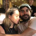 Vanessa Pilon Instagram - Il y a 7 printemps, ces 2 p’tits romantiques-tannants entamaient leur vie commune, sous les cerisiers au Japon. 🌸 À travers les grandes joies comme les tempêtes, on a appris, et apprenons toujours, à approfondir notre lien, et à infuser plus d’amour et de conscience entre nous. Ça sonne bien cute dit comme ça, mais, en réalité, au quotidien, ce n’est pas toujours simple. C’est pourquoi on avait envie de partager où on en est, ce qu’on comprend mieux, et ce qu’on est encore en train d’essayer de démêler, en jasant ensemble pour la première fois dans @_ecoledelavie Ça donne un épisode de podcast vraiment intime pis, je l’espère, dans lequel beaucoup de gens en couple vont se retrouver. Merci d’avoir accepté l’invitation, @alex_nevsky_ homme de mon coeur et de mes jours. Je t’aime. Bonne écoute! 🎙️💛🌷 P.S. Ceci est aussi un hommage caché à cette chemise en dentelle, portée 7 minutes par Alex, parce que je voulais que nos tits kits matchent devant les pommiers en fleurs. 😂 NEVER FORGET. (Désolée pour ça mon amour. 🥴💐)