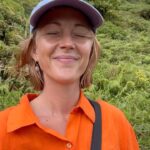 Vanessa Pilon Instagram – La vie est tellement grandiose. À travers toutes ses teintes et ses nuances. Regarder une année en condensé, c’est un bel exercice, je trouve. Pour se rappeler qu’à travers la météo de la vie, si on respire, prend un petit pas de recul, et regarde le big picture, il y a quelque chose de beau qui se tisse, un petit fil à la fois. 💛