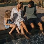 Vanessa Pilon Instagram - À quel point on a hâte de se replonger les pieds dans l’eau et vivre tous ces moments en famille! 🌞🥹 La piscine est devenue l’un de nos éléments préférés de la maison. C’était déjà le paradis, mais là, c’est à un autre niveau! ✨ En plus, nos amis chez @piscinesmova ont accepté de mettre au point, pour nous, une couleur sur mesure parfaite pour créer un effet plus naturel, qui se fond davantage avec l’environnement du Québec. Nous avons fait plusieurs tests pour trouver LA teinte. Et, bonne nouvelle: La couleur est maintenant disponible! (C’est la teinte « fond rocheux », si jamais vous vous demandez) 🪨 P.S. Il n’est pas trop tard pour enclencher un projet piscine, et être en mesure de se baigner cet été. Les piscines en fibre de verre ont l’avantage de s’installer en rapidement. J’dis ça j’dis rien! 🏊🏼 Photos: @sameravenelle #partenariat