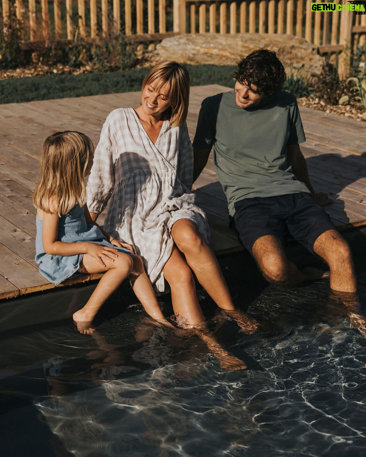 Vanessa Pilon Instagram - À quel point on a hâte de se replonger les pieds dans l’eau et vivre tous ces moments en famille! 🌞🥹 La piscine est devenue l’un de nos éléments préférés de la maison. C’était déjà le paradis, mais là, c’est à un autre niveau! ✨ En plus, nos amis chez @piscinesmova ont accepté de mettre au point, pour nous, une couleur sur mesure parfaite pour créer un effet plus naturel, qui se fond davantage avec l’environnement du Québec. Nous avons fait plusieurs tests pour trouver LA teinte. Et, bonne nouvelle: La couleur est maintenant disponible! (C’est la teinte « fond rocheux », si jamais vous vous demandez) 🪨 P.S. Il n’est pas trop tard pour enclencher un projet piscine, et être en mesure de se baigner cet été. Les piscines en fibre de verre ont l’avantage de s’installer en rapidement. J’dis ça j’dis rien! 🏊🏼 Photos: @sameravenelle #partenariat