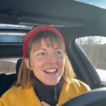 Vanessa Pilon Instagram - POV: Tu prêtes une voiture électrique à une fille qui n’a visiblement jamais regardé le « Guide de l’auto ». 😬😅 Merci à @volvocarcanada, j’ai adoré mes 2 semaines avec la XC40 Recharge. 💫 Le seul défaut: J’ai dû la rapporter au concessionnaire. 🥲 Pour vrai, aux gens qui hésitent encore à faire la transition vers un véhicule électrique: DO IT. Il y a des bornes partout, les voitures se rechargent vite, l’autonomie est rendue vraiment confortable (472KM) pour ne pas être un frein dans le quotidien. J’ai tout aimé. (MA COUETTE DANS LES AIRS TOUT LE LONG. J’ai hurlé. La cerise sur le sundae de ce car review 😂)