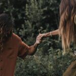 Vanessa Pilon Instagram - En cherchant des photos de notre jardin pour me motiver en ce début de printemps, je suis retombée sur ces photos de notre phase « cheveux longs et vêtements de lin », que je n’avais pas partagées ici. C’est cute, simple et touchant, je trouve. 🥹🌾 Merci à @sameravenelle qui immortalise notre famille depuis que Claire est bébé. Tellement précieux d’avoir ces images qui documentent les différents chapitres. 💛💫 (ok j’avoue j’ai regardé One Day sur Netflix pis je suis vraiment emo depuis quelques jours 🥲🌹) maquillage par @misslala_makeup 🌼