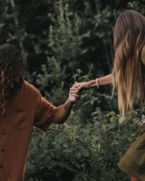 Vanessa Pilon Instagram - En cherchant des photos de notre jardin pour me motiver en ce début de printemps, je suis retombée sur ces photos de notre phase « cheveux longs et vêtements de lin », que je n’avais pas partagées ici. C’est cute, simple et touchant, je trouve. 🥹🌾 Merci à @sameravenelle qui immortalise notre famille depuis que Claire est bébé. Tellement précieux d’avoir ces images qui documentent les différents chapitres. 💛💫 (ok j’avoue j’ai regardé One Day sur Netflix pis je suis vraiment emo depuis quelques jours 🥲🌹) maquillage par @misslala_makeup 🌼