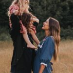 Vanessa Pilon Instagram - En cherchant des photos de notre jardin pour me motiver en ce début de printemps, je suis retombée sur ces photos de notre phase « cheveux longs et vêtements de lin », que je n’avais pas partagées ici. C’est cute, simple et touchant, je trouve. 🥹🌾 Merci à @sameravenelle qui immortalise notre famille depuis que Claire est bébé. Tellement précieux d’avoir ces images qui documentent les différents chapitres. 💛💫 (ok j’avoue j’ai regardé One Day sur Netflix pis je suis vraiment emo depuis quelques jours 🥲🌹) maquillage par @misslala_makeup 🌼