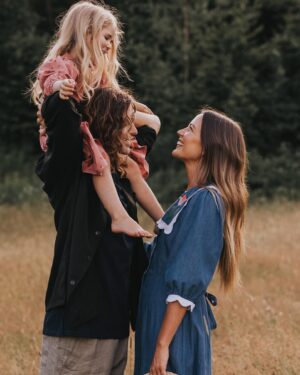 Vanessa Pilon Instagram - En cherchant des photos de notre jardin pour me motiver en ce début de printemps, je suis retombée sur ces photos de notre phase « cheveux longs et vêtements de lin », que je n’avais pas partagées ici. C’est cute, simple et touchant, je trouve. 🥹🌾 Merci à @sameravenelle qui immortalise notre famille depuis que Claire est bébé. Tellement précieux d’avoir ces images qui documentent les différents chapitres. 💛💫 (ok j’avoue j’ai regardé One Day sur Netflix pis je suis vraiment emo depuis quelques jours 🥲🌹) maquillage par @misslala_makeup 🌼