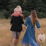 Vanessa Pilon Instagram - En cherchant des photos de notre jardin pour me motiver en ce début de printemps, je suis retombée sur ces photos de notre phase « cheveux longs et vêtements de lin », que je n’avais pas partagées ici. C’est cute, simple et touchant, je trouve. 🥹🌾 Merci à @sameravenelle qui immortalise notre famille depuis que Claire est bébé. Tellement précieux d’avoir ces images qui documentent les différents chapitres. 💛💫 (ok j’avoue j’ai regardé One Day sur Netflix pis je suis vraiment emo depuis quelques jours 🥲🌹) maquillage par @misslala_makeup 🌼