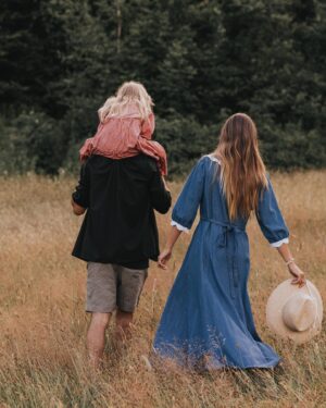 Vanessa Pilon Instagram - En cherchant des photos de notre jardin pour me motiver en ce début de printemps, je suis retombée sur ces photos de notre phase « cheveux longs et vêtements de lin », que je n’avais pas partagées ici. C’est cute, simple et touchant, je trouve. 🥹🌾 Merci à @sameravenelle qui immortalise notre famille depuis que Claire est bébé. Tellement précieux d’avoir ces images qui documentent les différents chapitres. 💛💫 (ok j’avoue j’ai regardé One Day sur Netflix pis je suis vraiment emo depuis quelques jours 🥲🌹) maquillage par @misslala_makeup 🌼